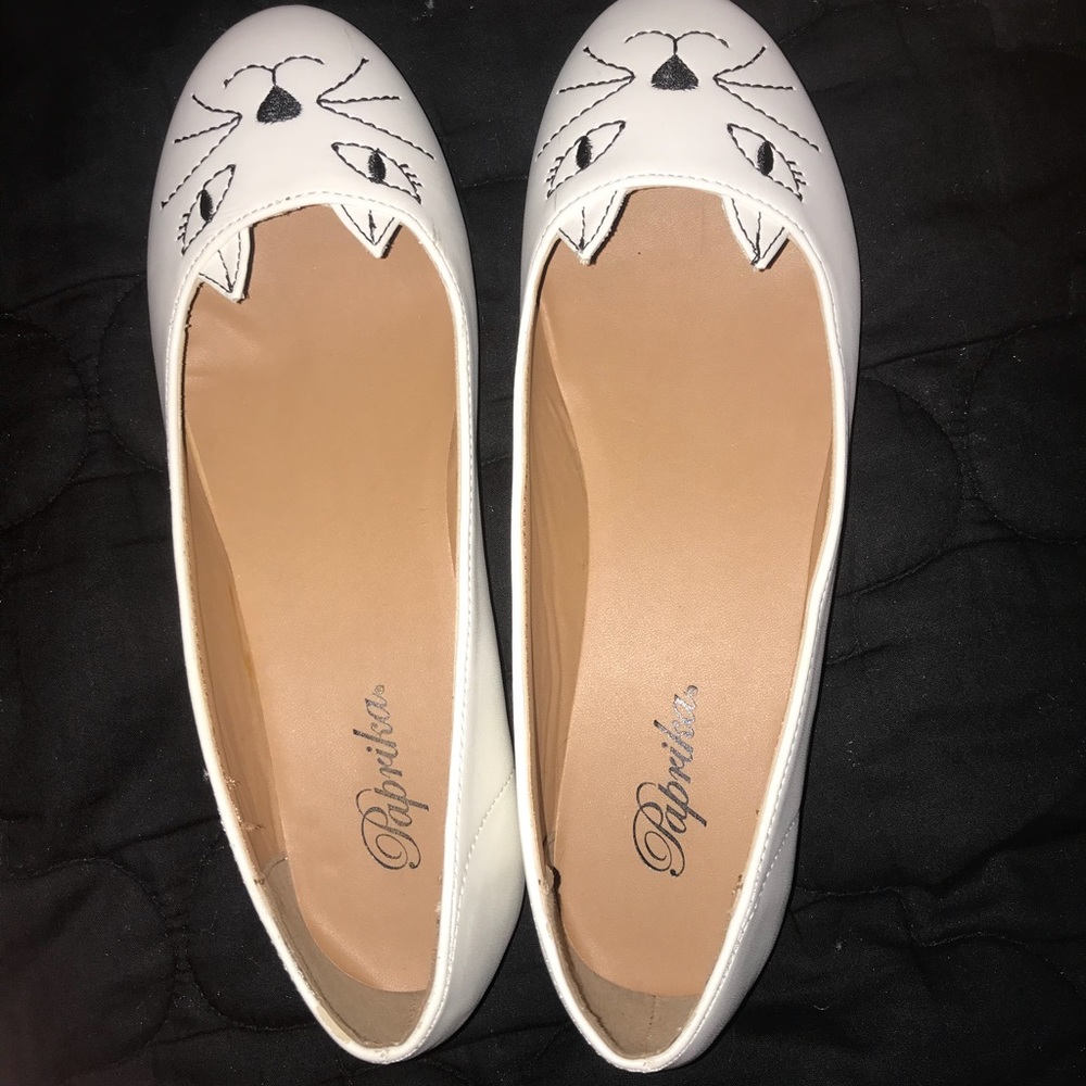 cute cat flats, never worn !
